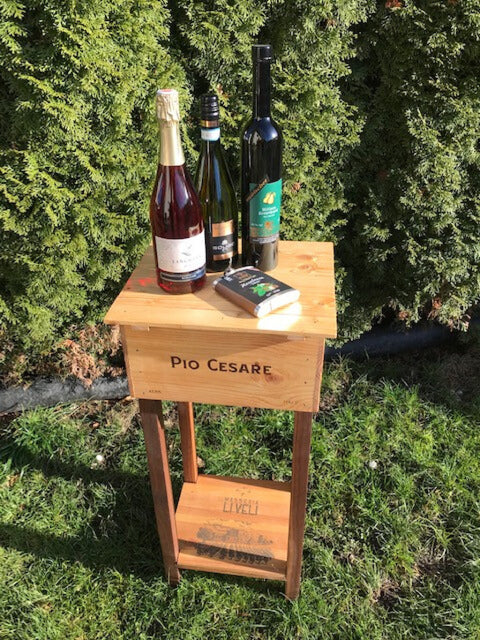 Handgefertigter Holztisch aus Weinkisten verschiedener Weingüter – Einzelstück