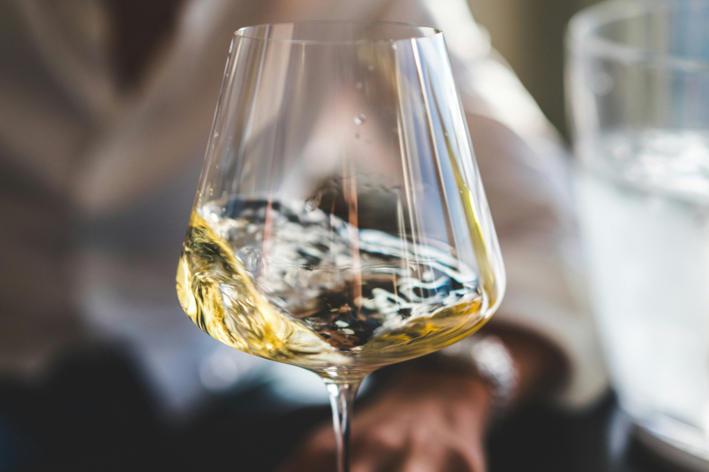 Ein Weißwein Glas welches geschwenkt wurde.